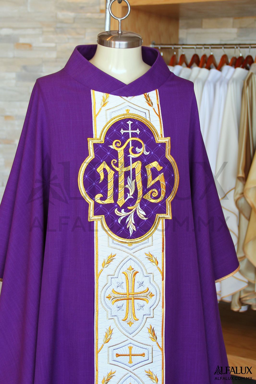 04 IMPERIAL Casulla Alfalux Morado blanco Central Medallon JHS 500IMG 48422